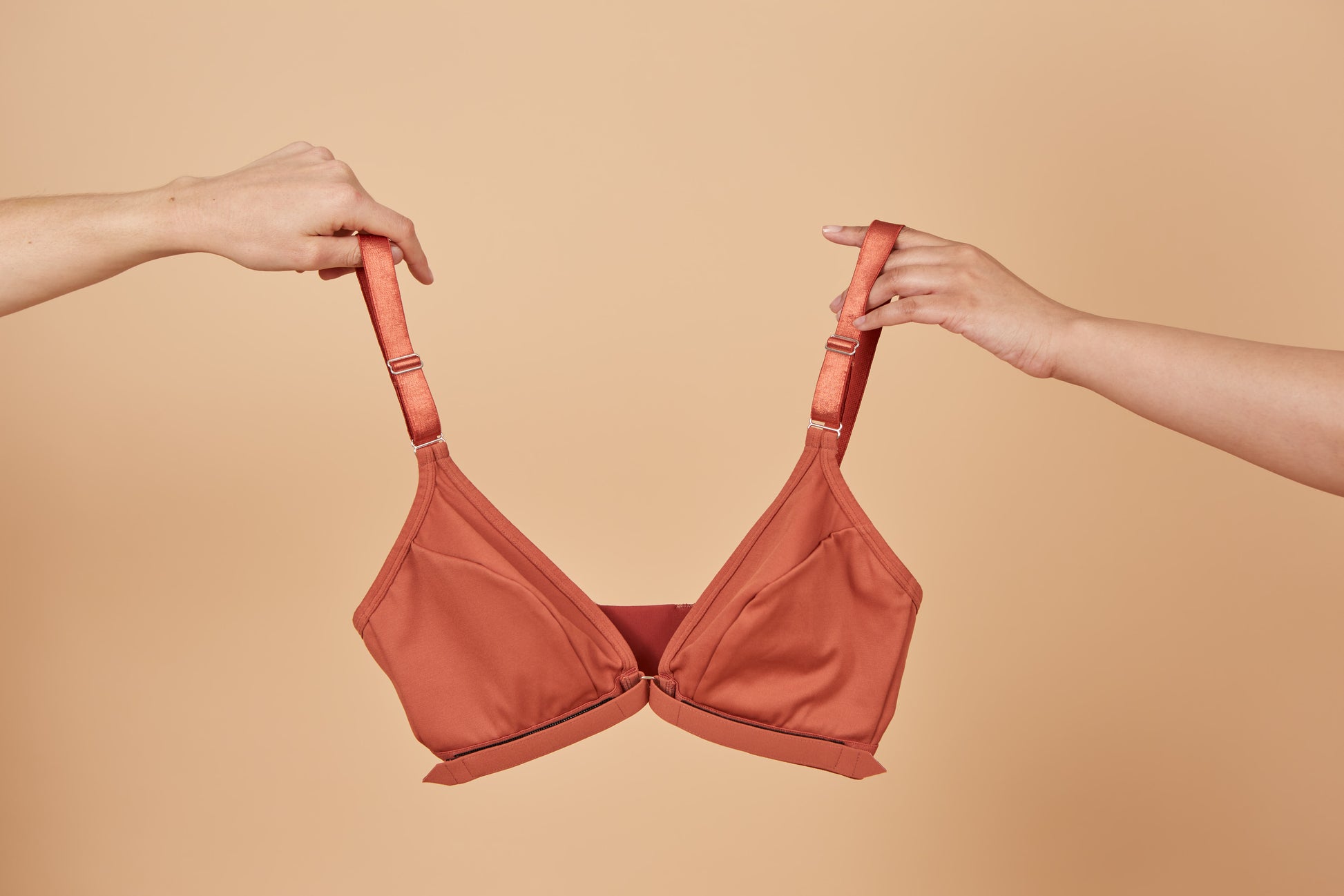 Easy-On Mobility Bra terracotta held by two hands on each band | Springrose® from AskSAMIE